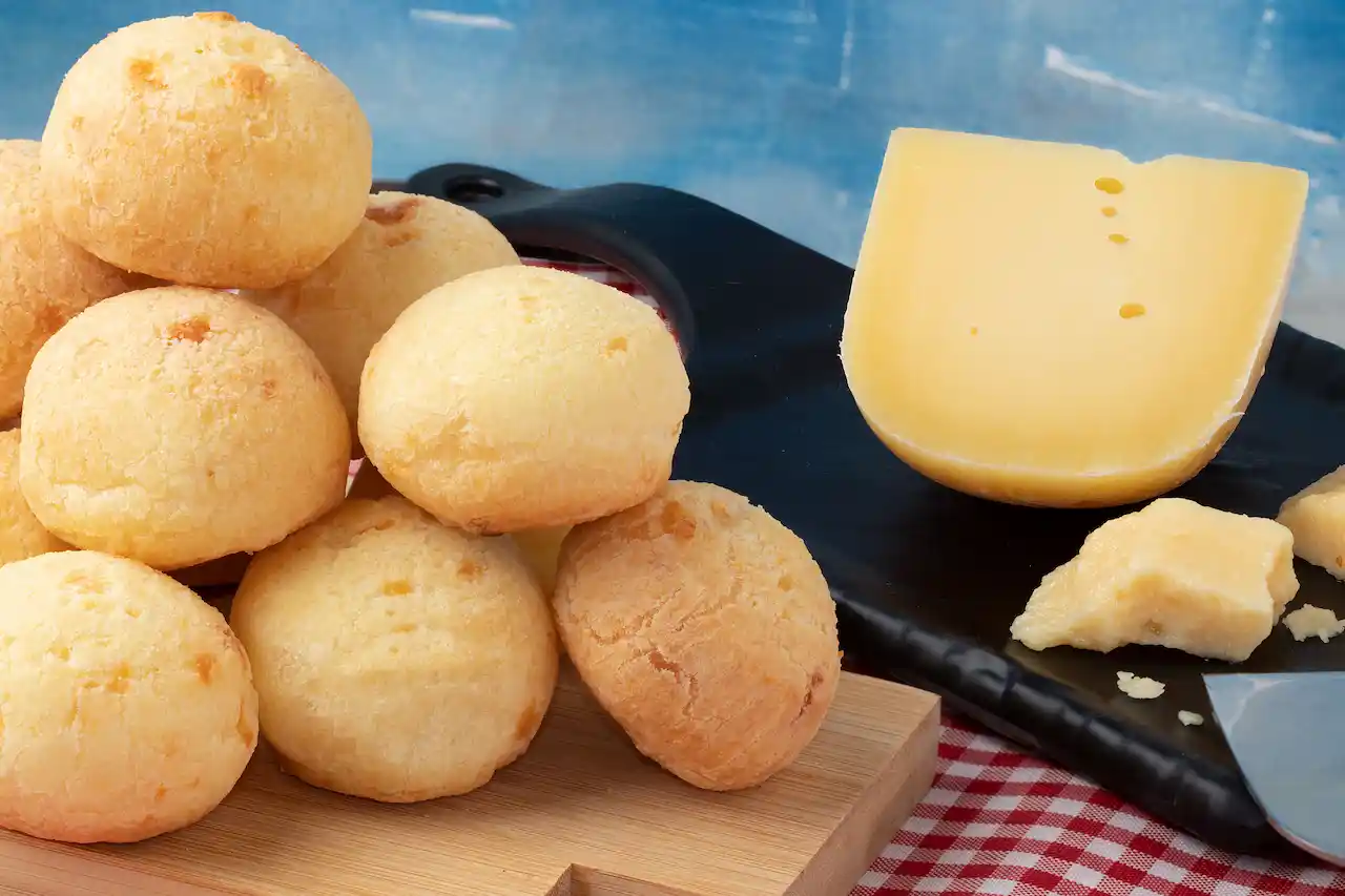 Pão-de-queijo-Brazilian-Food